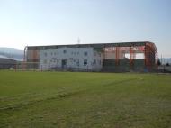 Langa terenul de fotbal se ridica una dintre cele mai frumoase sali de sport din Vrancea...