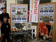Standul lui Juventus Focsani, cu antrenorul Marius Stoica si capitanul echipei, Andrei Paizan...