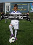 Andrei joaca fotbal la CFT Juventus Focsani... esti bun? Vino si tu alaturi de el...