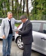 Dan Dumitru primeste actele masinii direct de la presedintele FRF Mircea Sandu...Saru mana Nasu...