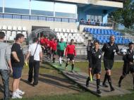 Profesorul de sport Parlea(stanga) se uita atent la arbitra asistenta, o frumoasa bruneta...