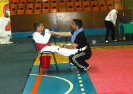 Adrian Dochioiu in pauza dintre reprize, discuta cu sportivii dar face si hidratare...