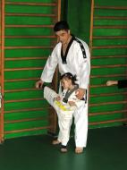 Iulia vrea sa devina o mare practicanta de taekwondo...Adrian Dochioiu o supravegheza...