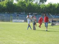 Madalin Predoiu, marcatorul singurului gol al focsaniului, ingrijit de Doru Stefanescu...