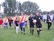 Gabi Vlase, Florin Sararu si toti jucatorii au iesit la salut cu copii de mana...din respect pentru fotbal...