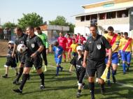 Tribuna oficiala de la Vulturu, finalistele, arbitrii si copiii de mingi...gata de finala...
