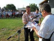 Pompiliu Borza, seful de promotie al antrenorilor cu licenta UEFA C din Vrancea, primeste diploma de onoare de la presedintele Dan Dumitru...