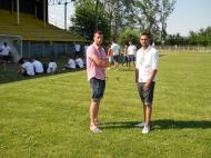 Catalin Curteanu, care a facut un meci de exceptie, inaintea partidei, solicitat de liderul galeriei din Toflea pentru autografe...