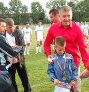 Profesorul Viorel Paizan, antrenorul Nationalului si presedintele Comisiei Tehnice a AJF Vrancea, este antrenorul anului 2010-2011 din Vrancea! Medalia o poarta fiul sau, Andrei...Felicitarile SDV!