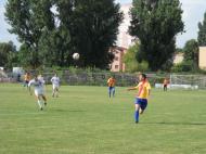 Mihai Mariutei, unul dintre cei mai buni jucatori de banda stanga din Vrancea...in actiune...aici centreaza pentru primul gol...