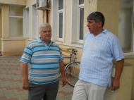 Consilierul Petrica Cretu, tatal golgeterului Vrancei Dani Cretu si Dan Dumitru, optimisti inaintea sedintei extraordinare a CL Golesti... pana la urma a fost cu noroc...Hai National in liga a III-a...