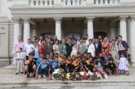 Familia Lazar Mircea si Janina, alaturi de nasii lor, familia Bindar, micutii sportivi antrenati de Mircea si multi prieyeni la cununia civila...SDV le ureaza Casa de Piatra...