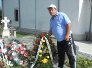 Stefan Paraschiv, primarul comunei Cimpeneanca la mormantul lui Florin Jelea...