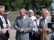 Iulian Basturea, initiatorul maratonului, la finis alaturi de prefectul judetului Vrancea, Ion Oprea...