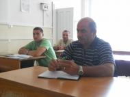 De la stanga la dreapta, Paval Alexandru(Dinamo Tataranu), Voinea Gabriel(Teomax Focsani) si Negoita Nicuta(Unirea Milcovul) in bancile scolii de antrenori de fotbal din Vrancea... acum la teorie, dupa care urmeaza si practica...