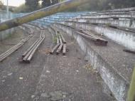 Gradene rupte si putrezite si tigari fara filtru fumate de tineri suparati pe viata...