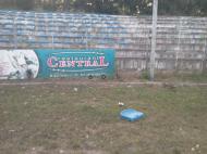Scaunele din plastic vor ajunge in curand toate pe gazonul stadionului...cu adevarat la sud acum este sat fara caini...