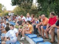 Suporteri fideli ai fotbalului focsanean sufera alaturi de echipa...printre ei, doamna Toma(sus) si Emilian Chivu(jos)...