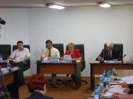De la stanga la dreapta: primarul Focsaniului D. Bacinschi, D. Fodoreanu-presedinta de sedinta, E. Corhana-secretarul Focsaniului si reprezentantul Prefecturii Vrancea - domnul Alexe