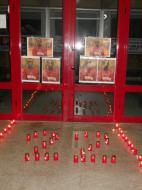 Intrarea in Catedrala Sportului Vrancean, altar de lumanari pentru Chauncey Hardy...