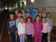 Profesorul Marius Batog si o parte din copiii care vor sa invete tainele atletismului...suna la 0764 458621 si intra in echipa...