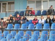 Tribuna oficiala plina cu parinti, prieteni si antrenori in ultima zi de octombrie de toamna 2011... 