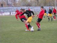 Vali Toader scoate mingea de la adversar...