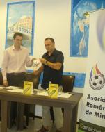 Razvan Burleanu, presedintele FRFA si Cristi Vasile, coordonatorul Ligii de Minifotbal Amator de Vrancea...