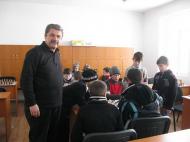 Profesorul Mario Dragan in mijlocul copiilor...
