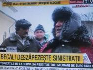 Gigi Becali in mijlocul locuitorilor din Dumitresti...