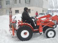 Utilajul inchiriat de AJF Vrancea care a facut partie pe Aleea Stadionului nr. 2 ...