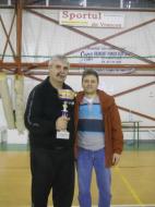 Profesorul Emil Dumitru preda Cupa Prieteniei pana la editia urmatoare, capitanului echipei din Bacau, inginerul Andrei Liviu...