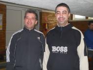 Asistentul medical Cosmin Carlan si antrenorul Nelu Vasile, care impreuna cu Laurentiu Manu fac selectie la handbal prin scoli...