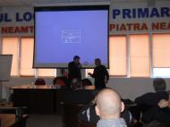 Dan Apolzan ii preda microfonul lui Cornel Jurca...