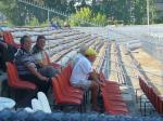 Dincolo de gard este viitorul fotbalului focsanean, adica tribune goale. Dar cine este langa gard???!!!