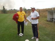 Voinea Gabriel si antrenorul zonal Teodor Stet la examenul practic sustinut pe stadionul Florin Jelea de la Golesti...