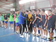 Profesorul Emil Dumitru si vicecampionii felicita campionii de la Economicul din Focsani...