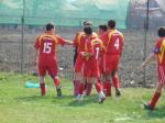 Arbitrul Constantinescu inconjurat de jucatorii din Carligele incercand sa schimbe decizia arbitrului!