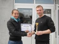 Florin Eufrosie premiaza echipa campioana si capitanul ei, Madalina Mocanu...