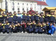 Profesorul Radulescu si grupele 2001 si 2002 in plimbare prin Piata Sfatului din Sibiu...