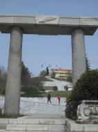 Altarul din fata statuii...