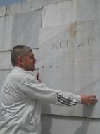 Placa de marmura cu datele lui Spartacus...
