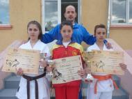 Sensei Marius Cojocaru si trei fete de isprava...