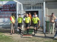 Arbitrul Deca (in centru) a tinut mingea inclinata mai mult pentru Cetatea...