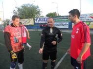 Arbitrul Florin TUDOSA da cu banul si zambeste ... prietenii stiu de ce ...