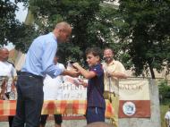 George Ungureanu primeste trofeul de cel mai bun jucator la grupa 2002 de la Robert Ilies...