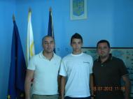 Dani Gongu a premiat sportivul lunii iunie-Andrei Neguroiu, alaturi de antrenorul Mihai Petrut...