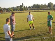 Mnagerul Preda Gelu(stanga) si antrenorul echipei FC Puiesti, Daniel Petre(centru)...