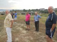 Din dreapta, Mitica Marcu, fosta extrema a U Craiova, nea Mircea, contabilul primariei Golesti si Dan Tulpan la tribuna a II-a...