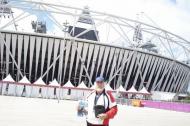Profesorul Catrinescu langa stadionul olimpic din Londra...
